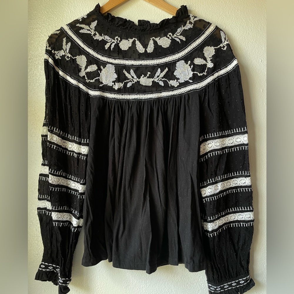 Anthropologie Maeve black and white embroidery blouse size S EUC